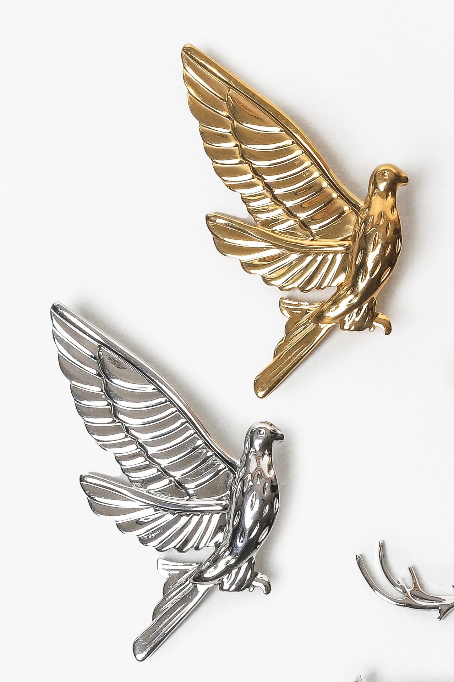 Broche élégante motif oiseau finition dorée ou argentée