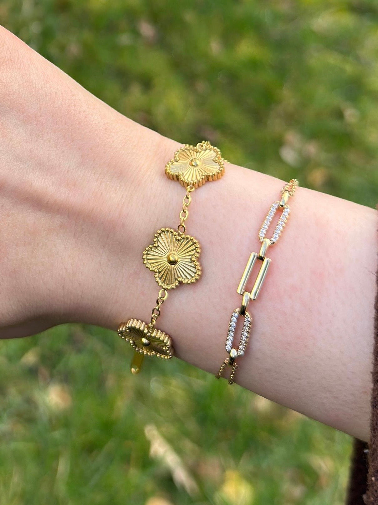 Bracelet fleurs texturées doré ajustable, design élégant et lumineux