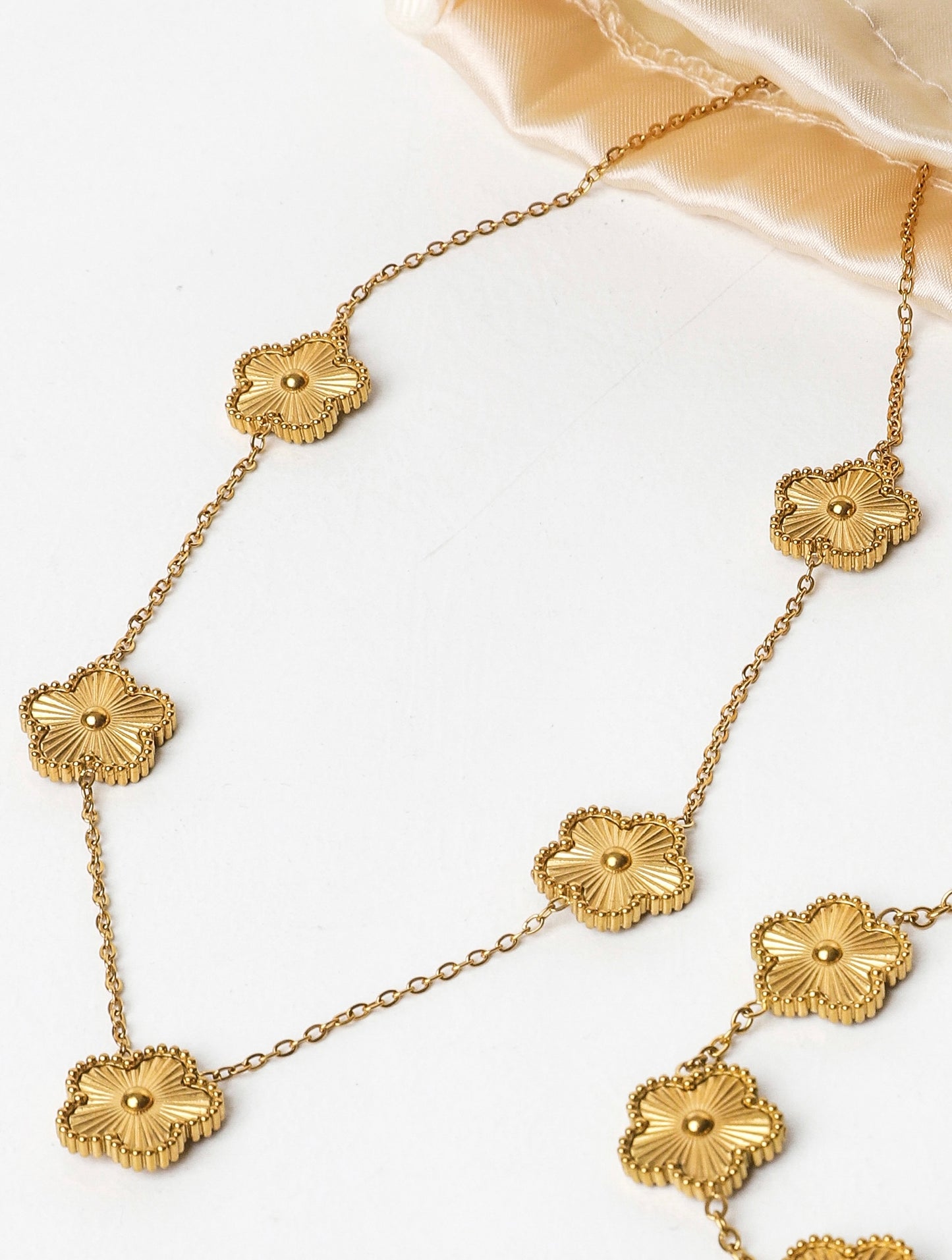 Collier doré élégant motifs fleurs