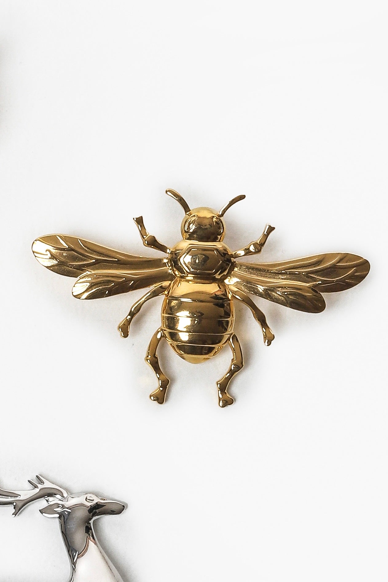 Broche abeille dorée raffinée