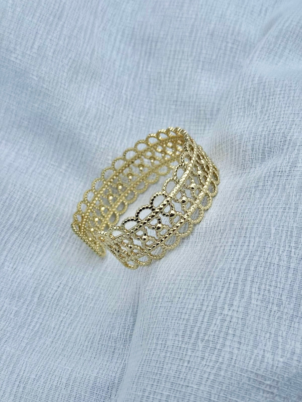 Bracelet manchette ajustable ajouré doré, design dentelle