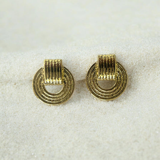 Boucles d’oreilles dorées à design circulaire texturé