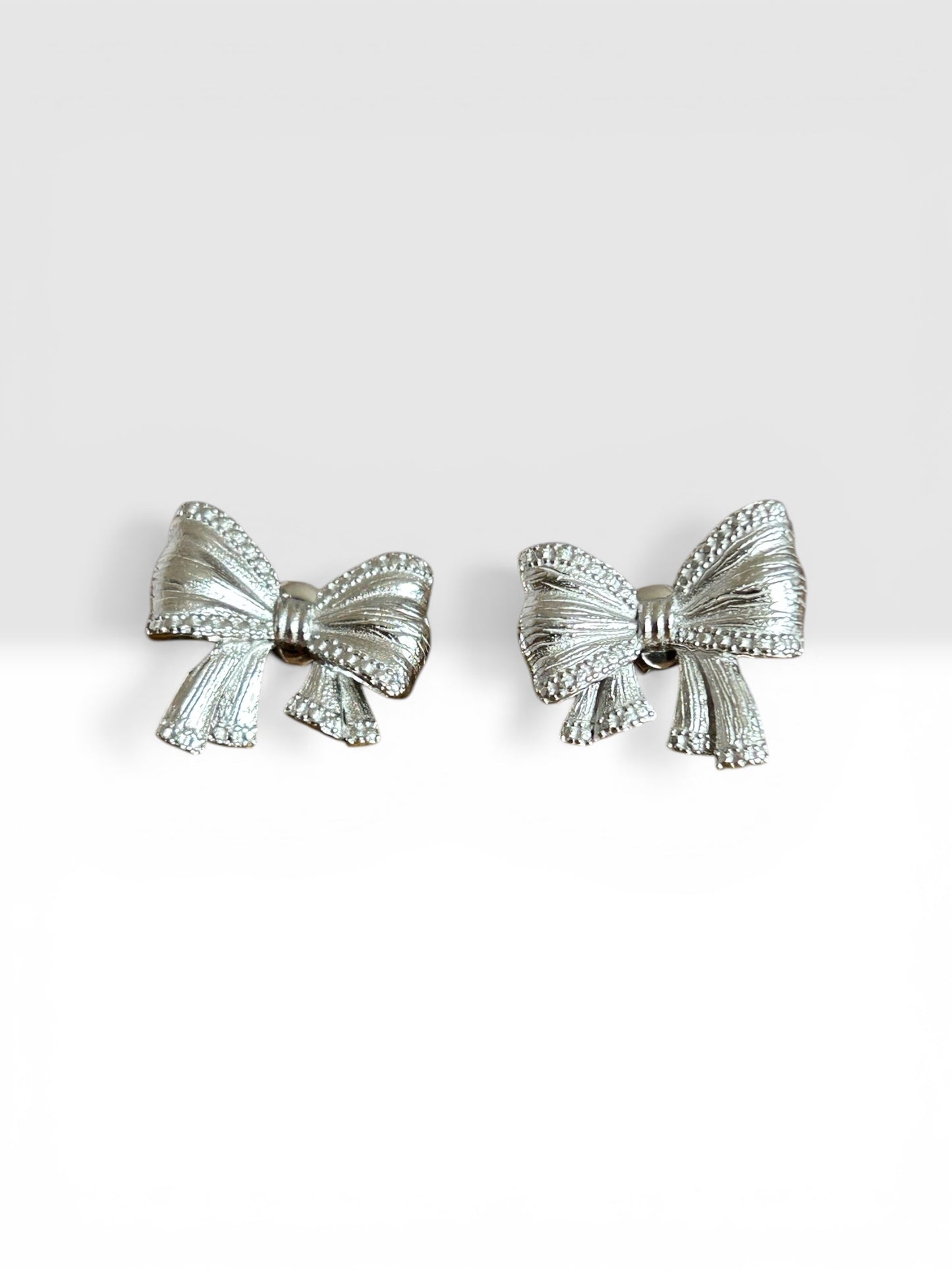 Boucles d’oreilles nœud texturé doré ou argenté