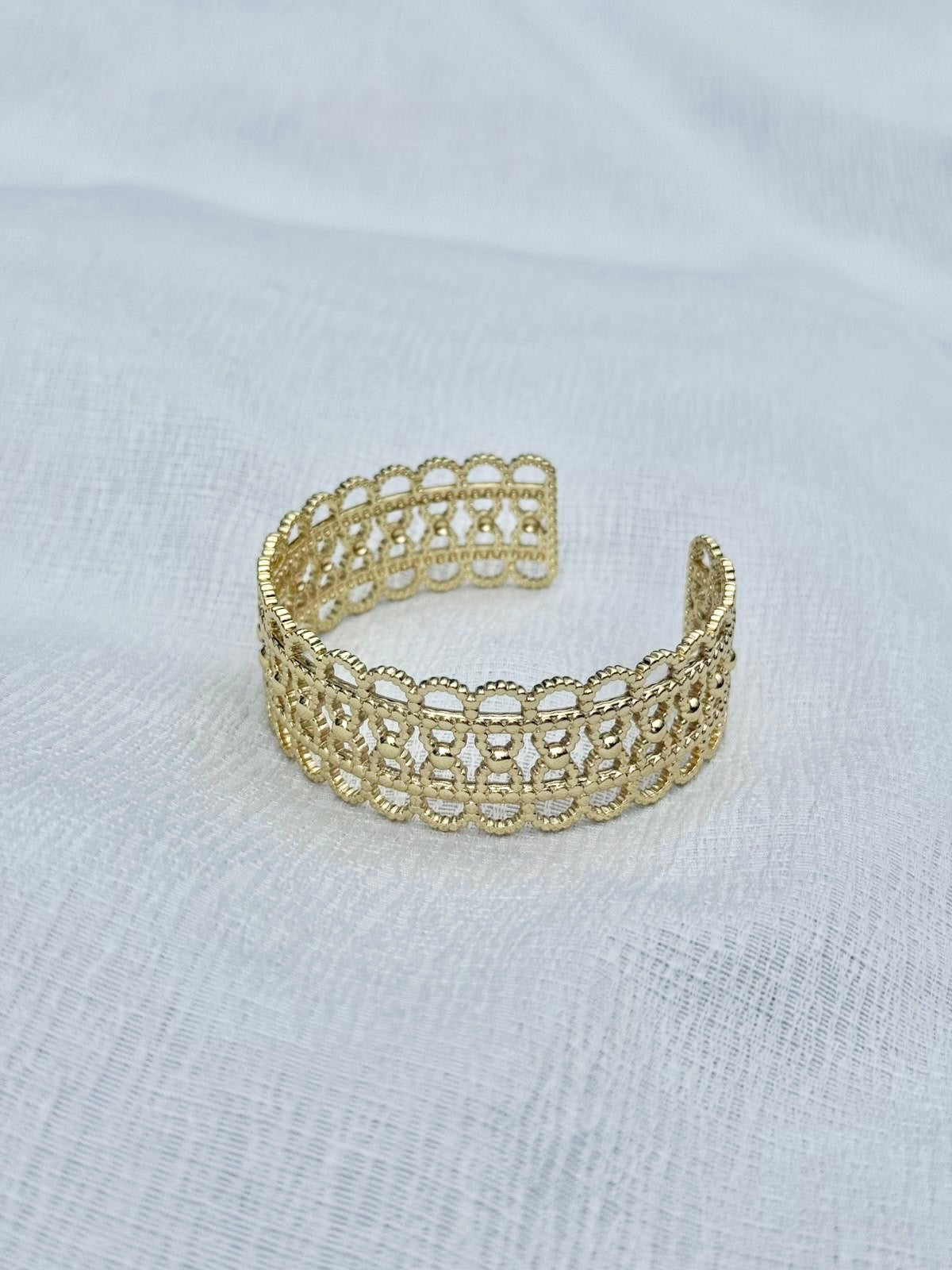 Bracelet manchette ajustable ajouré doré, design dentelle