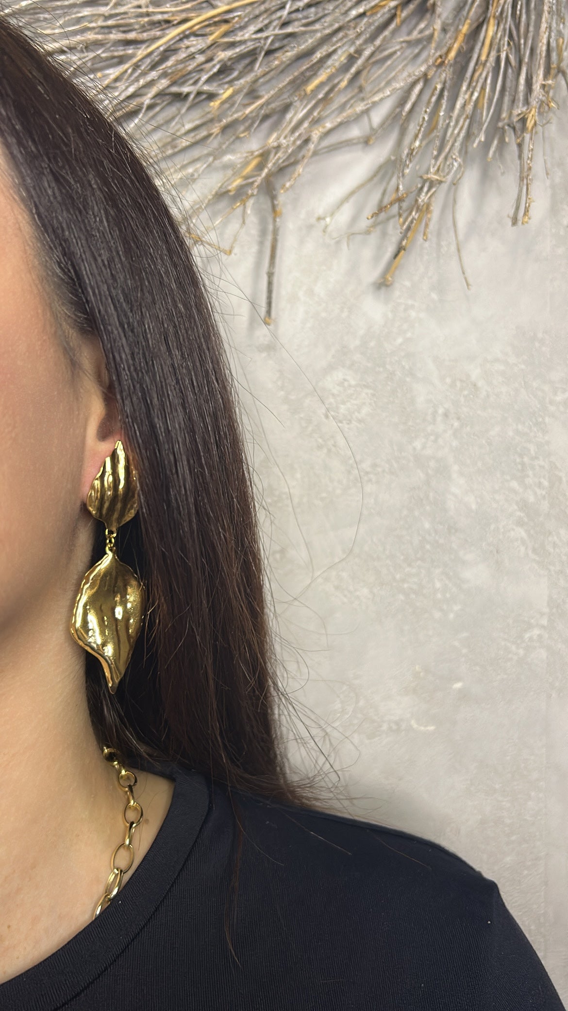 Boucles d’oreilles pendantes effet feuille texturée