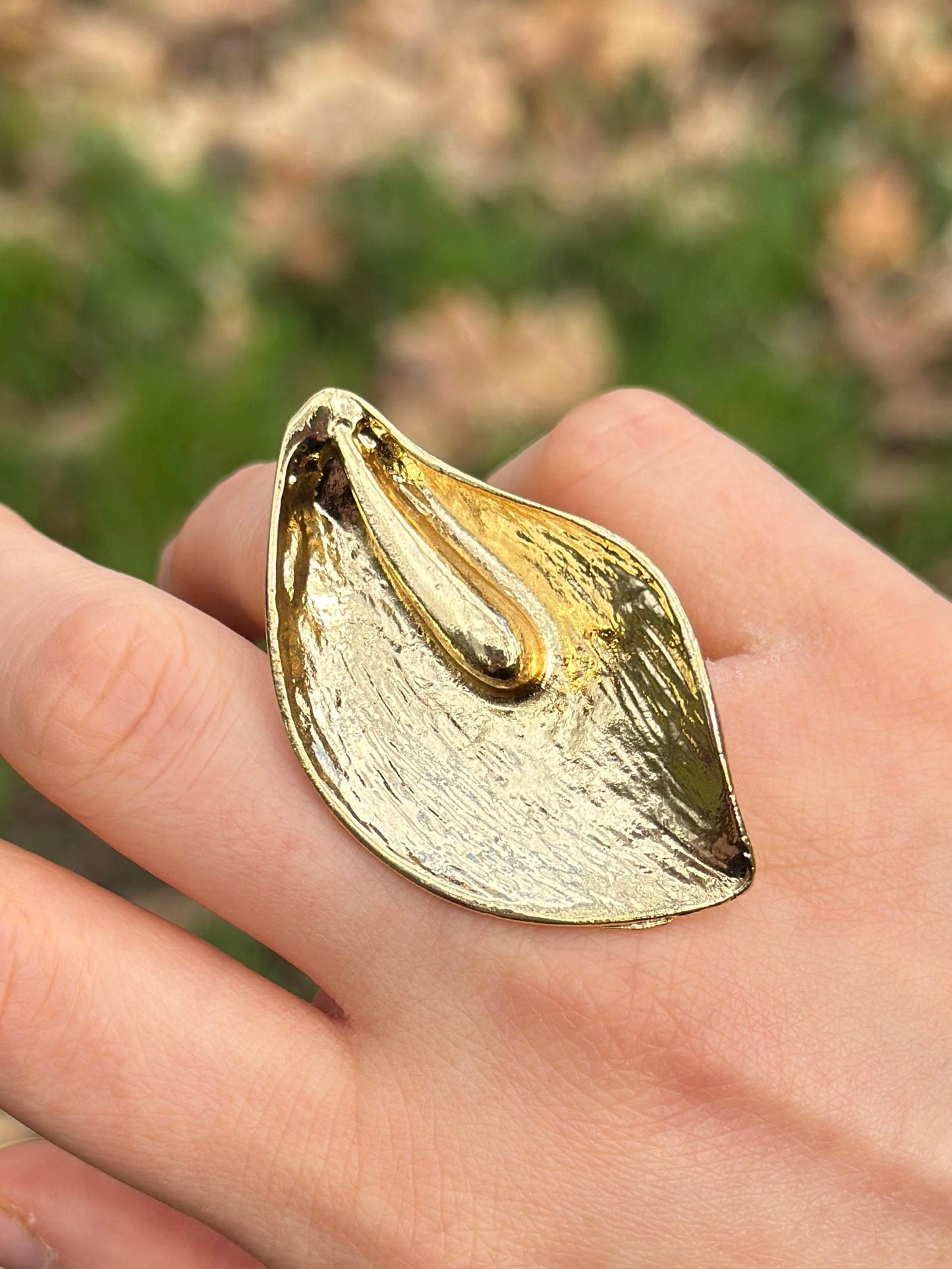 Bague dorée pétale sculpté taille ajustable