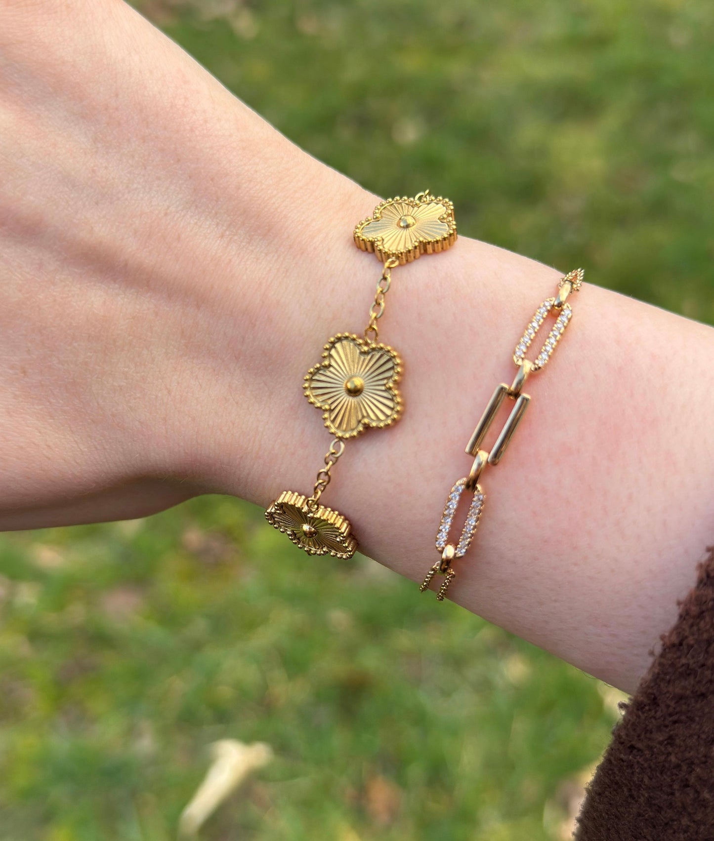 Bracelet fleurs texturées doré ajustable, design élégant et lumineux