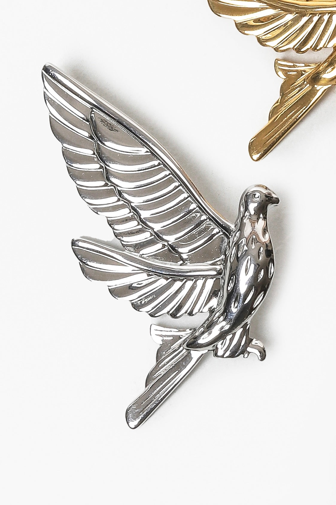 Broche élégante motif oiseau finition dorée ou argentée