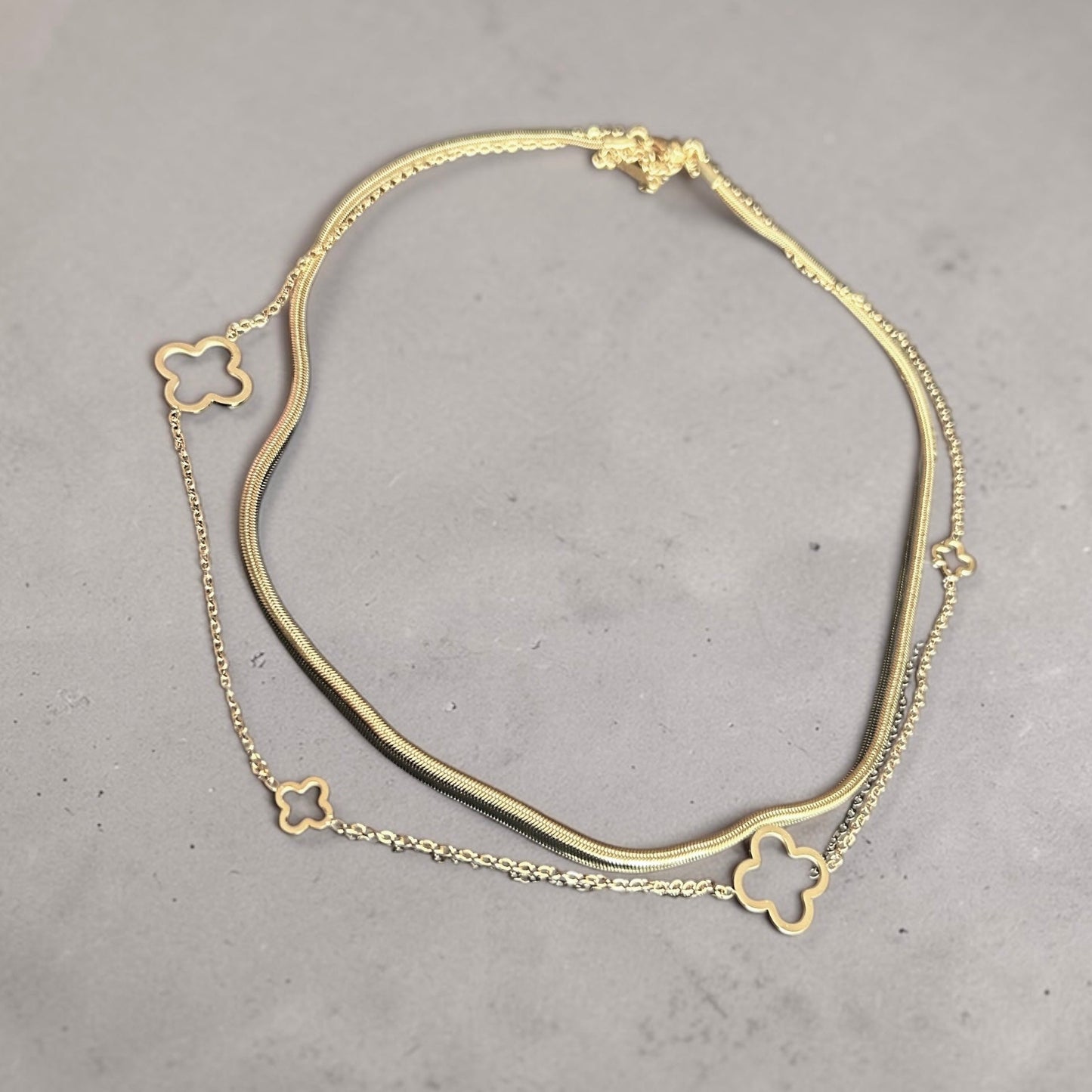 Collier double chaîne fleur/trèfle doré