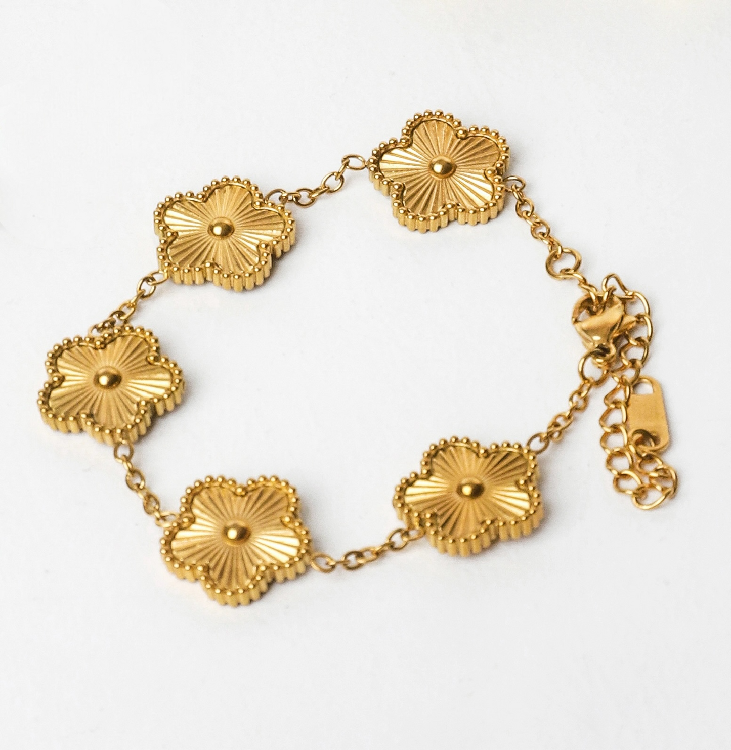 Bracelet fleurs texturées doré ajustable, design élégant et lumineux