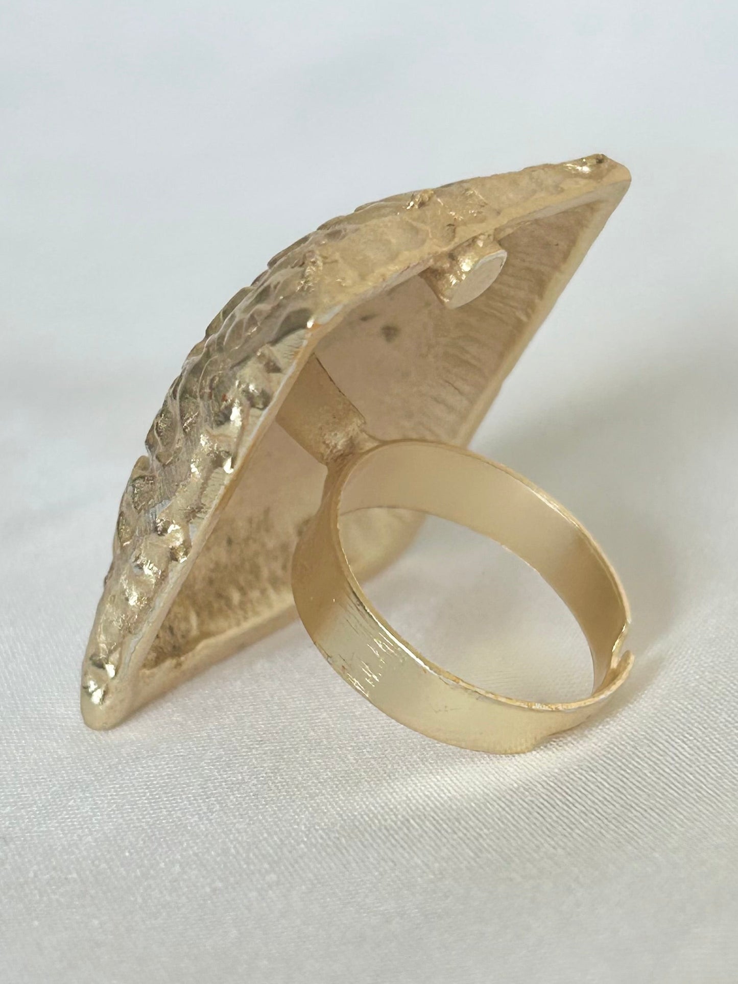 Bague carrée martelée dorée taille ajustable