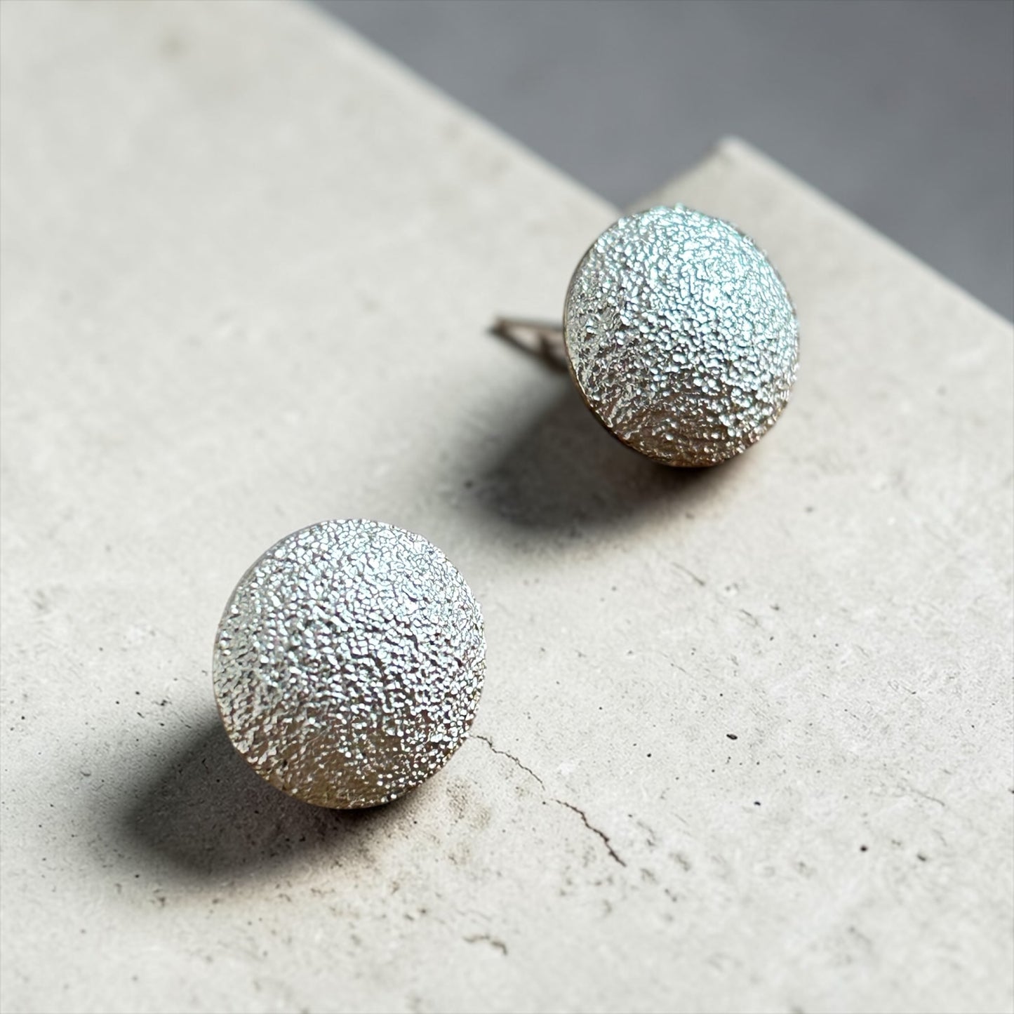 Boucles d’oreilles boule texturée, dorées ou argentées