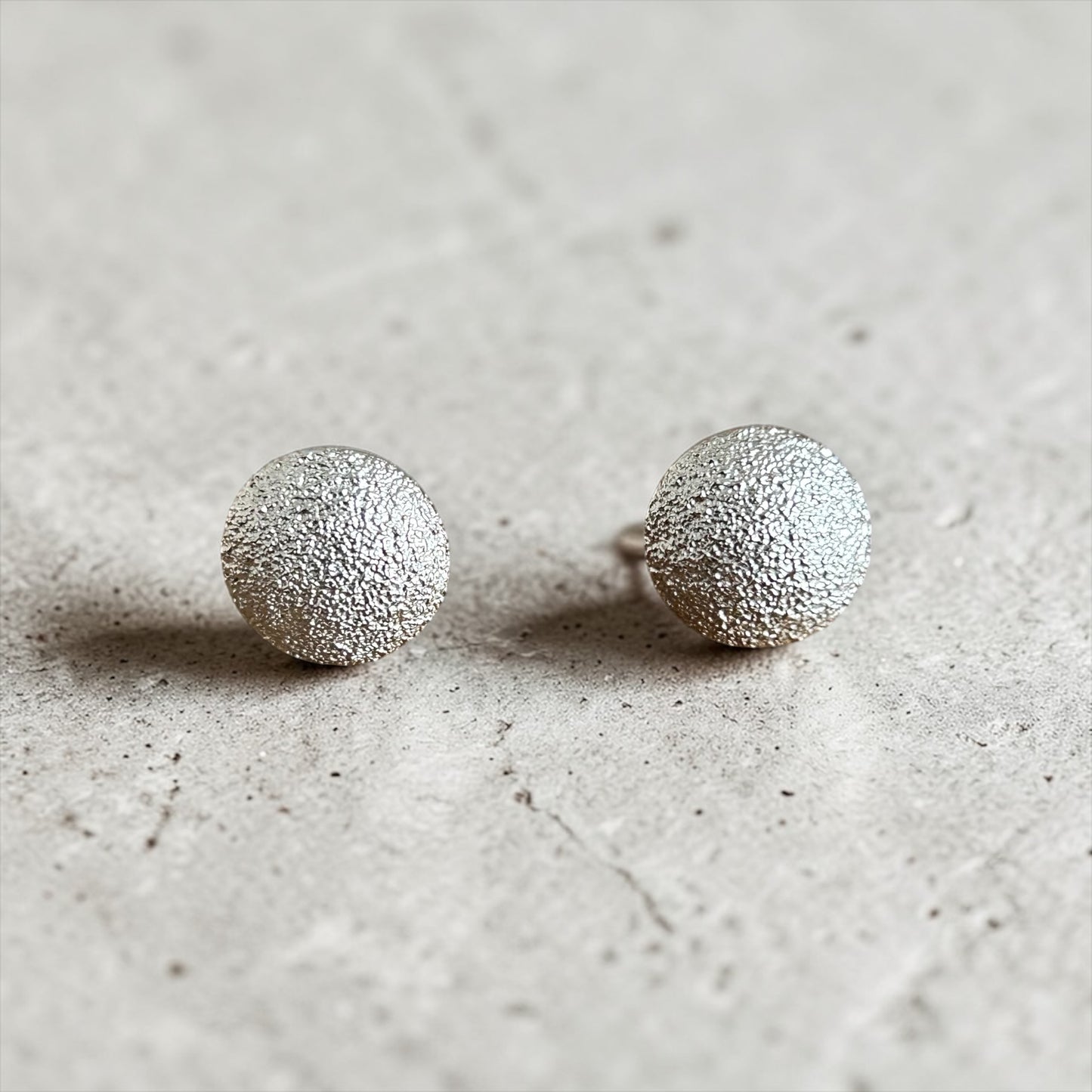 Boucles d’oreilles boule texturée, dorées ou argentées