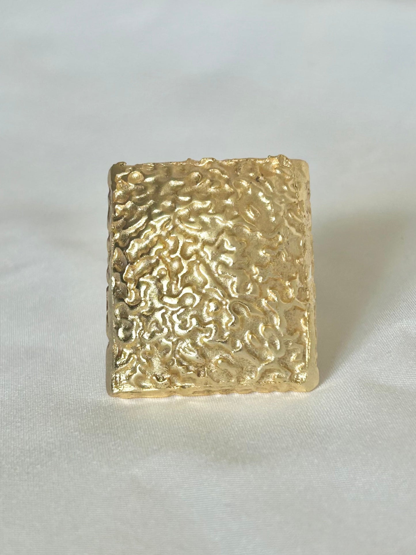 Bague carrée martelée dorée taille ajustable