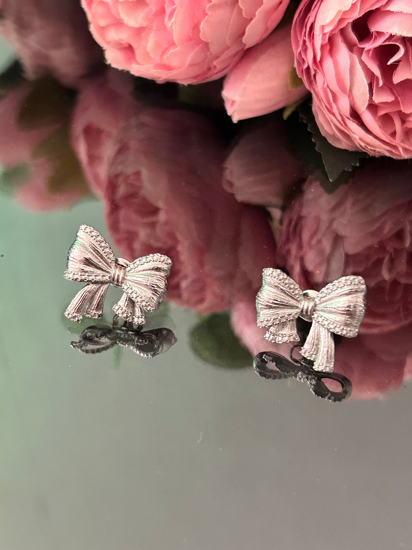 Boucles d’oreilles nœud texturé doré ou argenté