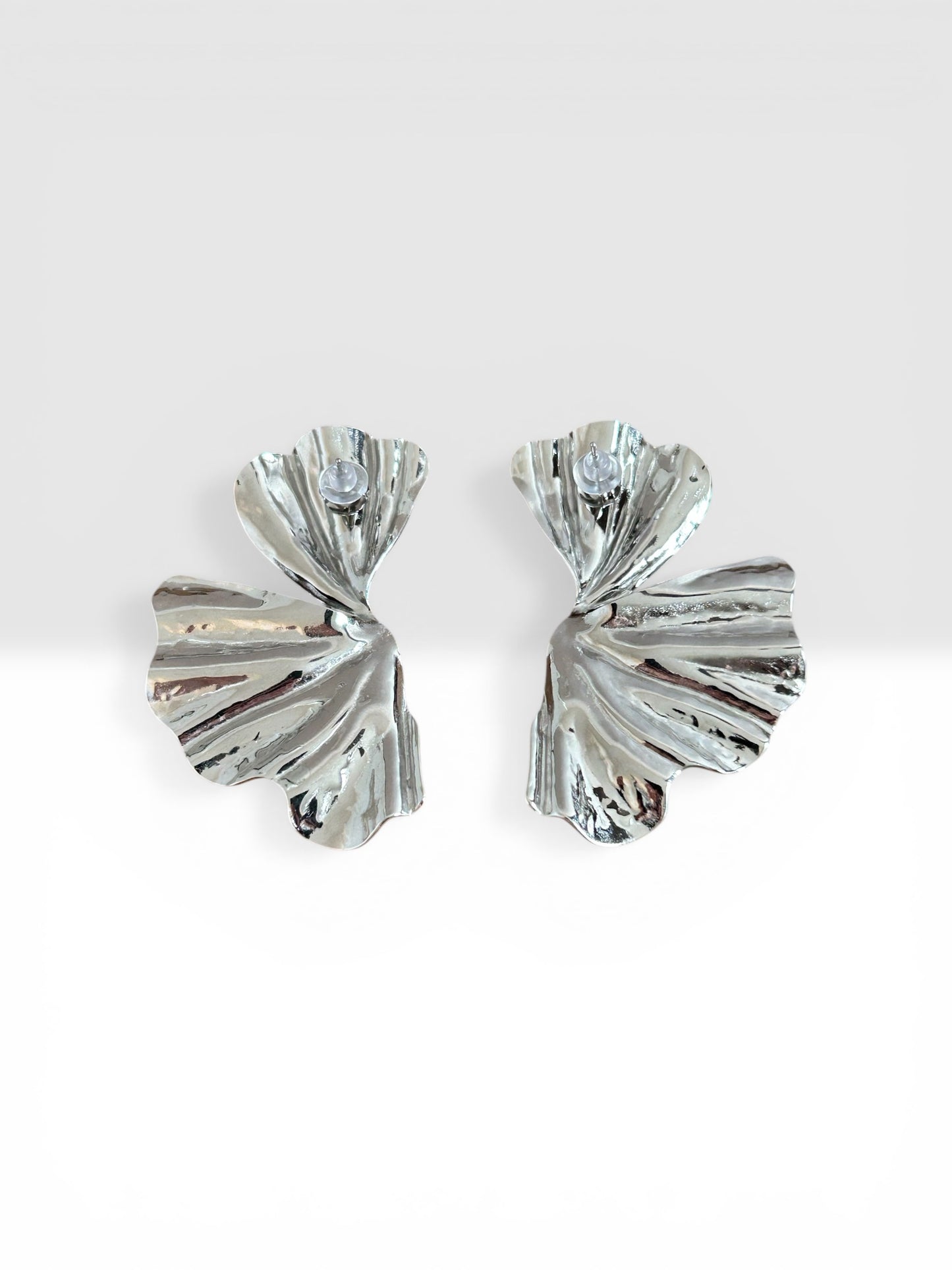 Boucles d’oreilles design floral dorées ou argentées