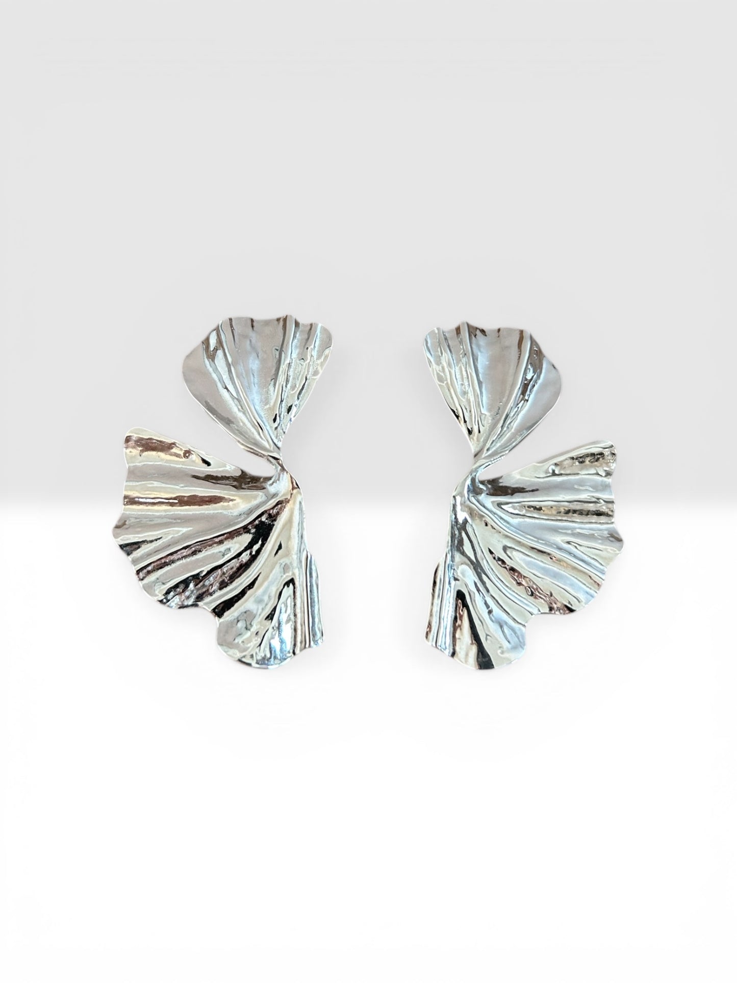 Boucles d’oreilles design floral dorées ou argentées