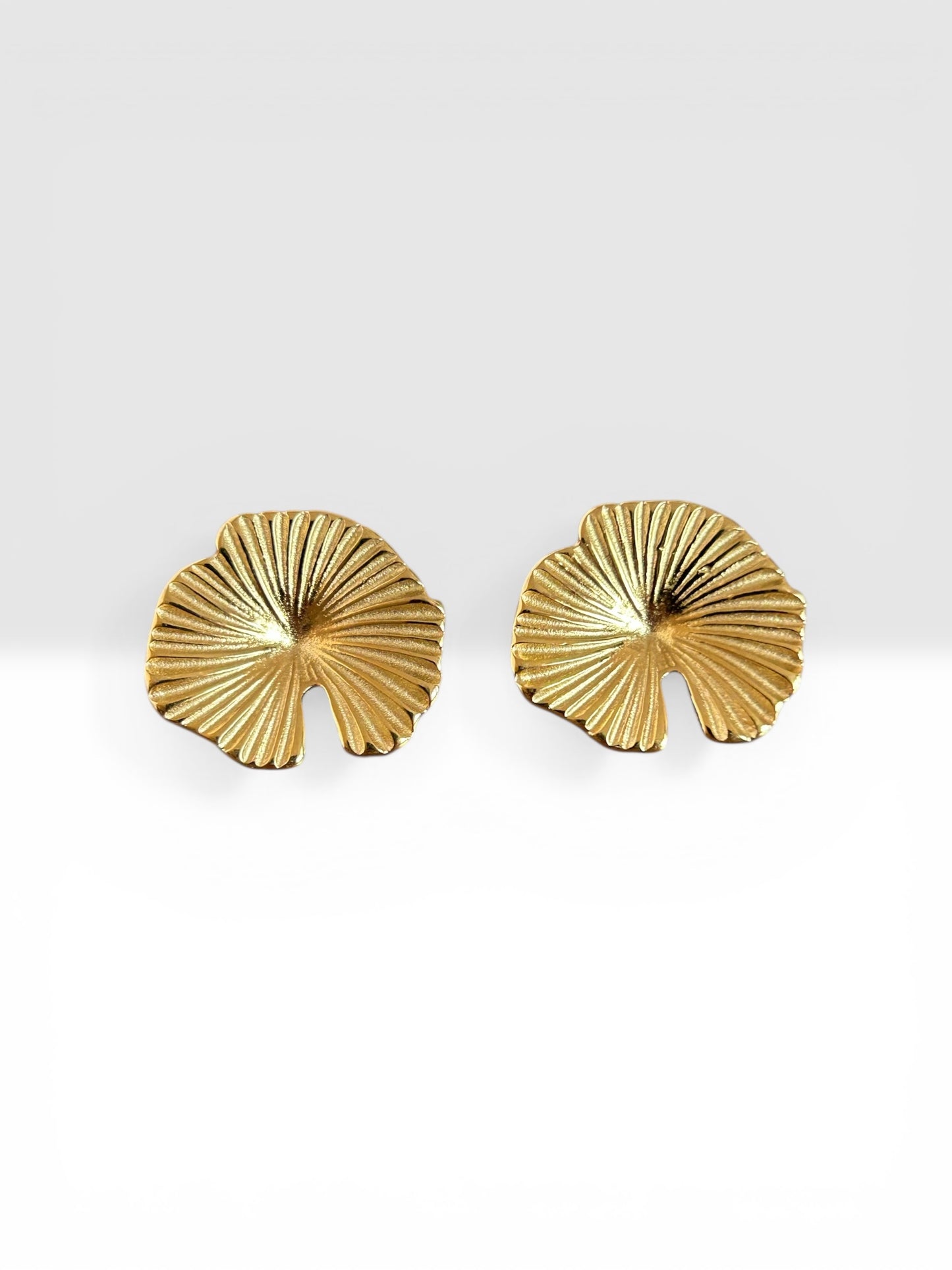 Boucles d’oreilles effet feuille texturé dorées ou argentées
