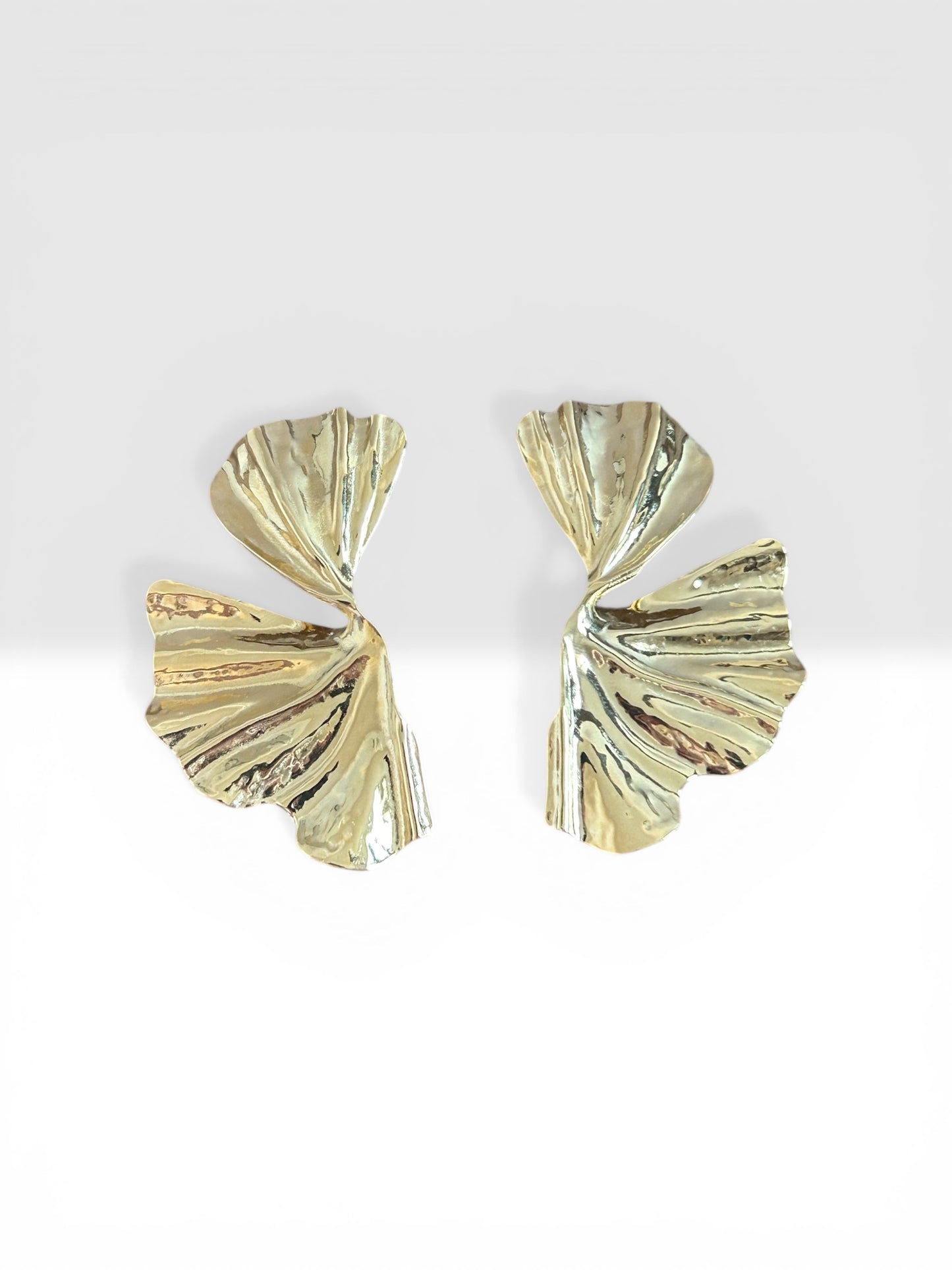 Boucles d’oreilles design floral dorées ou argentées