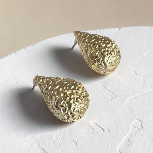 Boucles d’oreilles goutte martelées dorées