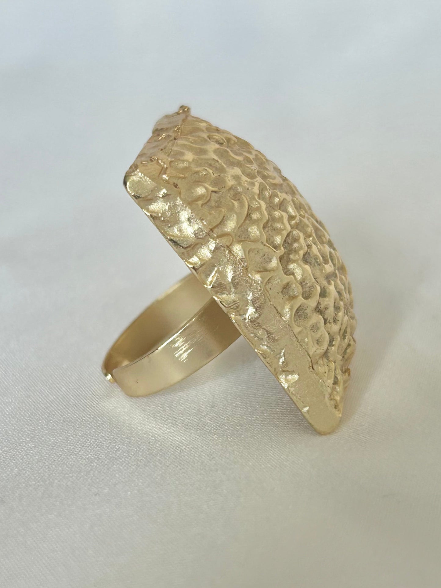 Bague carrée martelée dorée taille ajustable