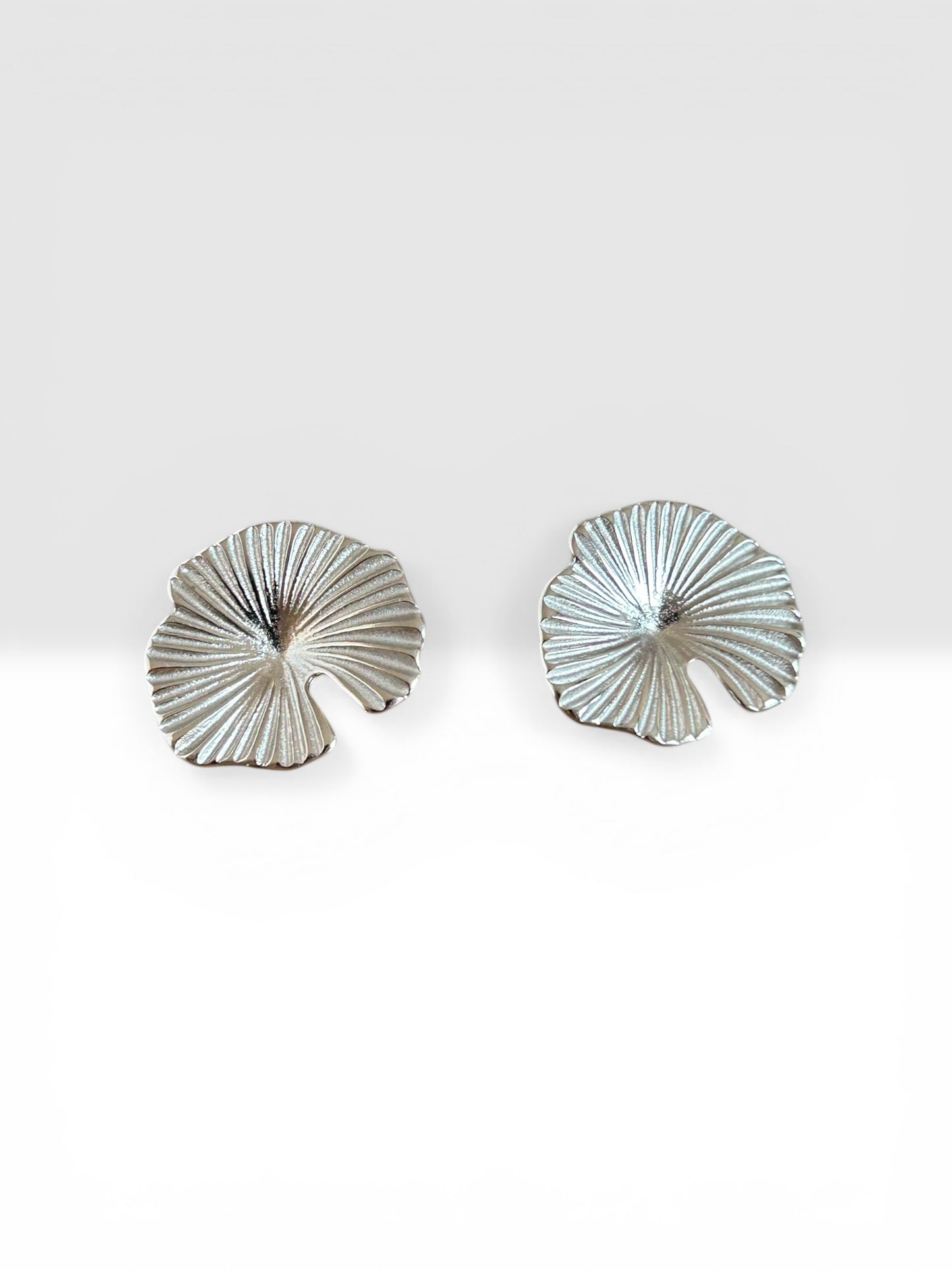 Boucles d’oreilles effet feuille texturé dorées ou argentées