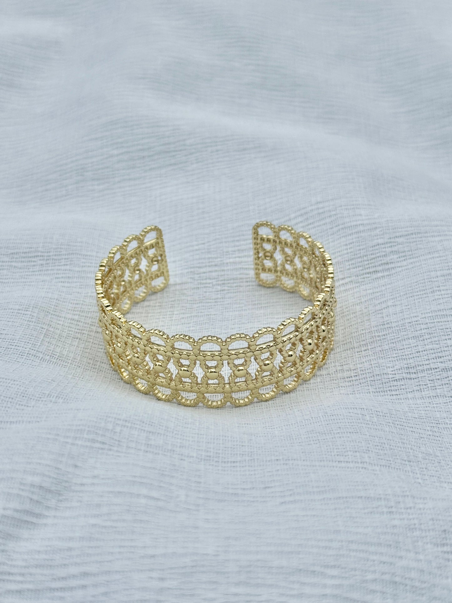 Bracelet manchette ajustable ajouré doré, design dentelle
