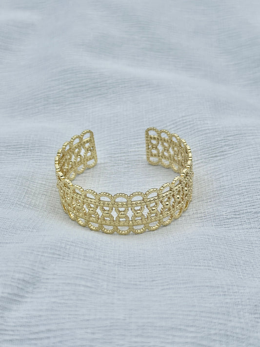 Bracelet manchette ajustable ajouré doré, design dentelle