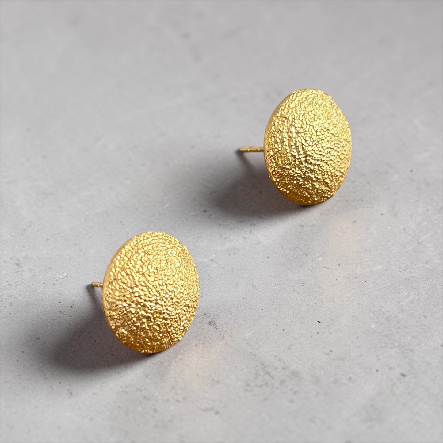 Boucles d’oreilles boule texturée, dorées ou argentées