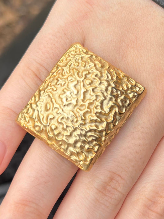 Bague carrée martelée dorée taille ajustable