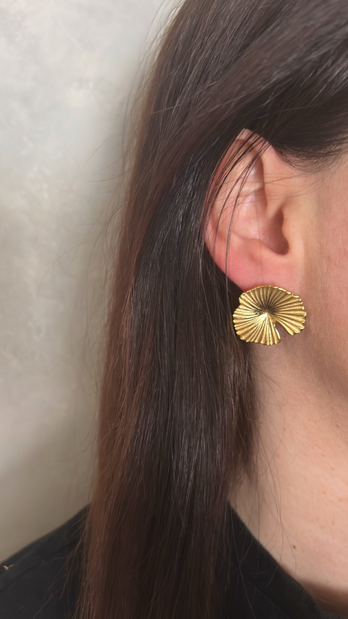 Boucles d’oreilles effet feuille texturé dorées ou argentées