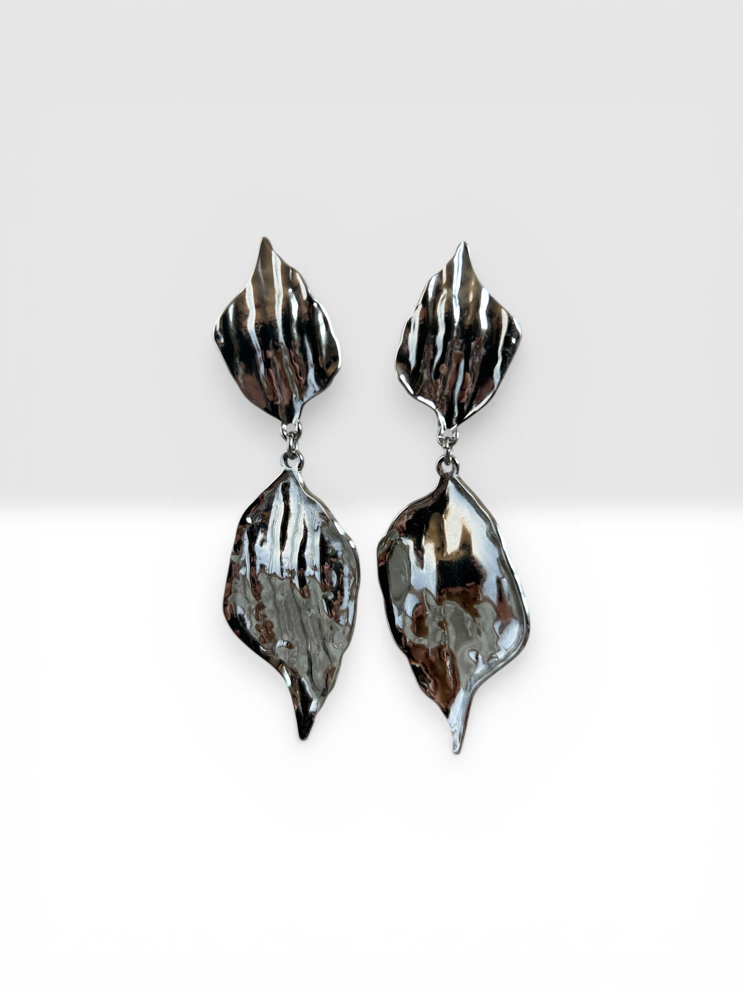 Boucles d’oreilles pendantes effet feuille texturée