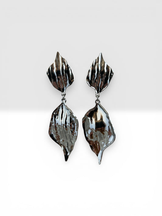 Boucles d’oreilles pendantes effet feuille texturée