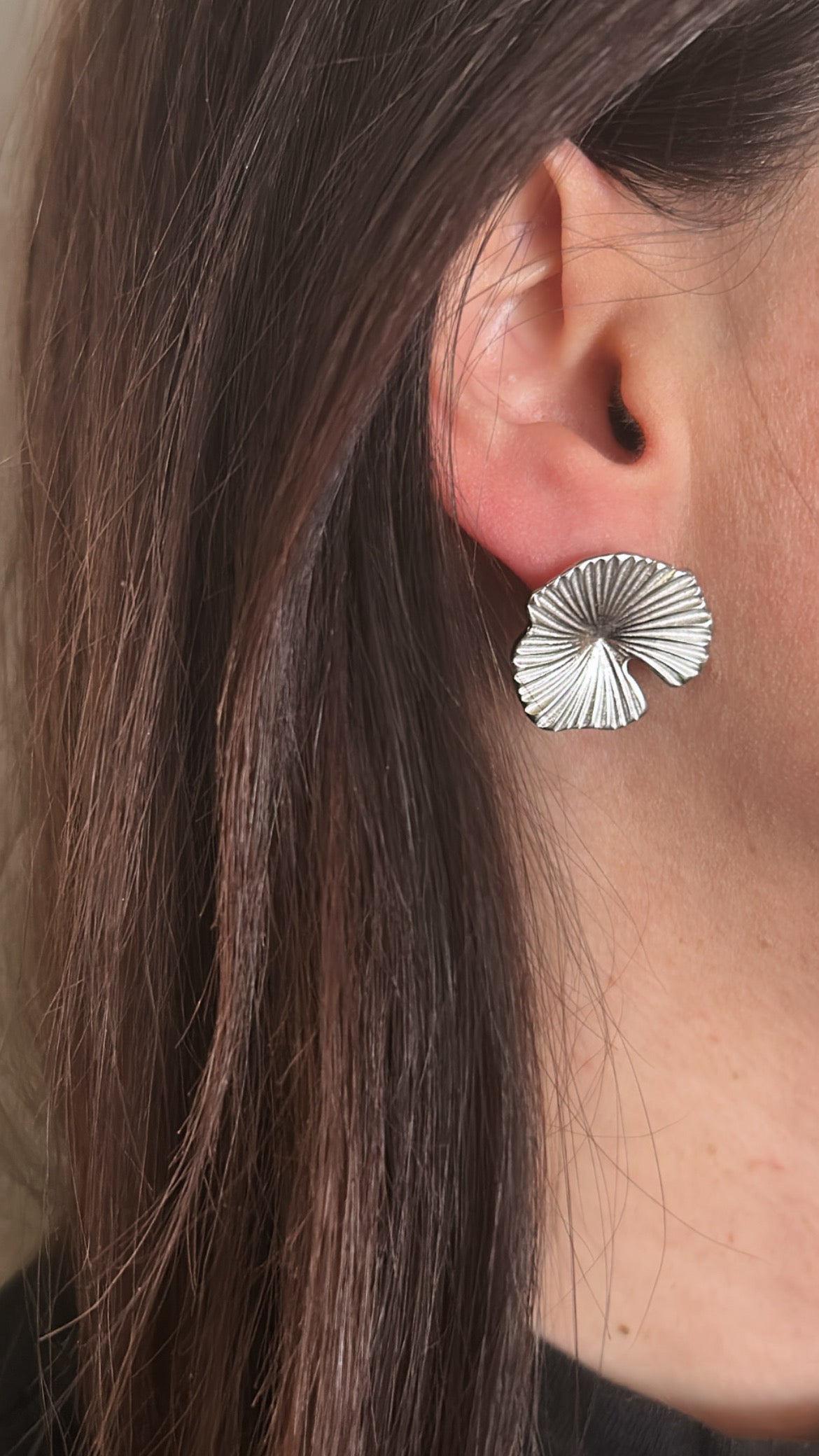 Boucles d’oreilles effet feuille texturé dorées ou argentées