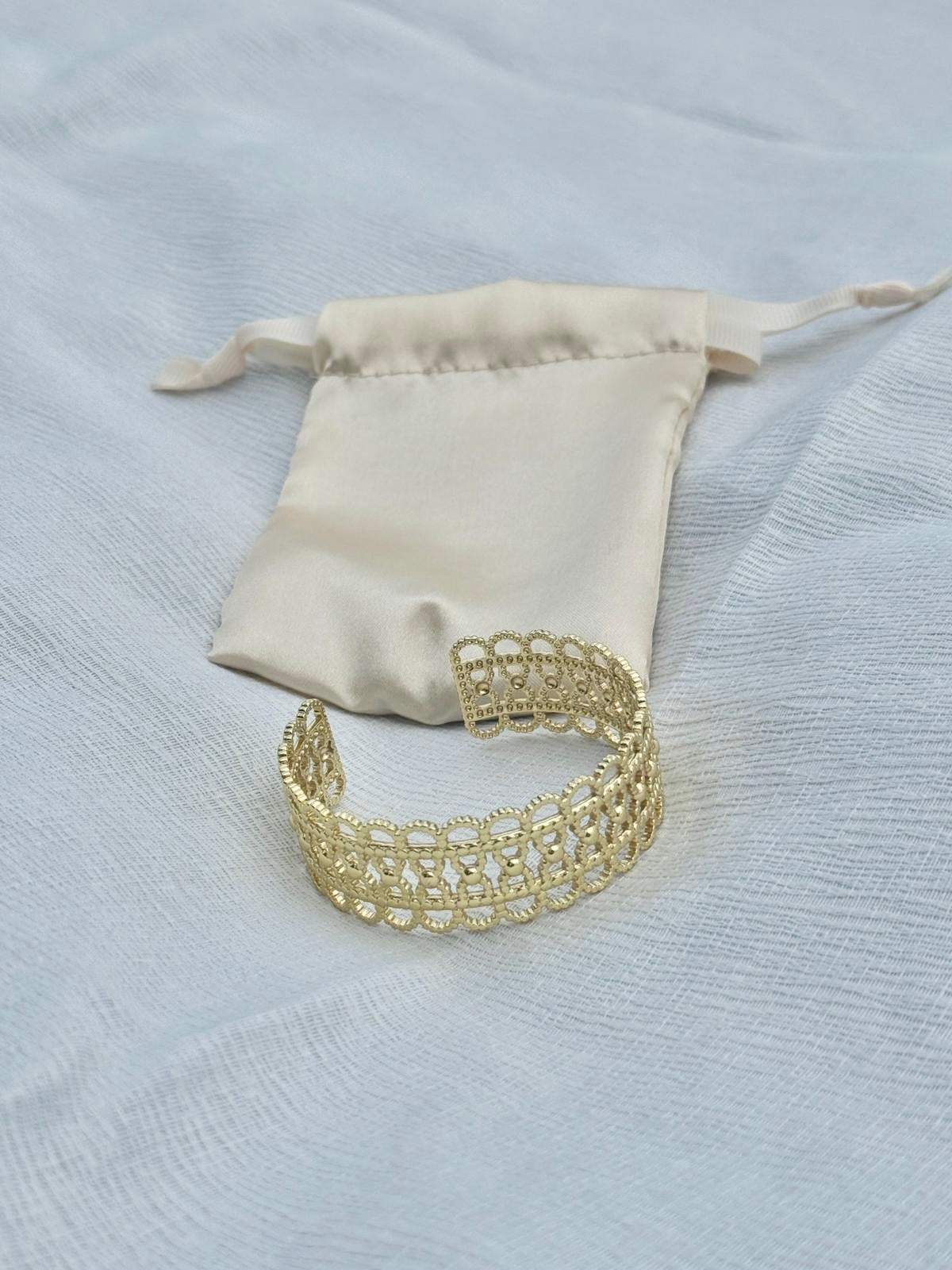 Bracelet manchette ajustable ajouré doré, design dentelle