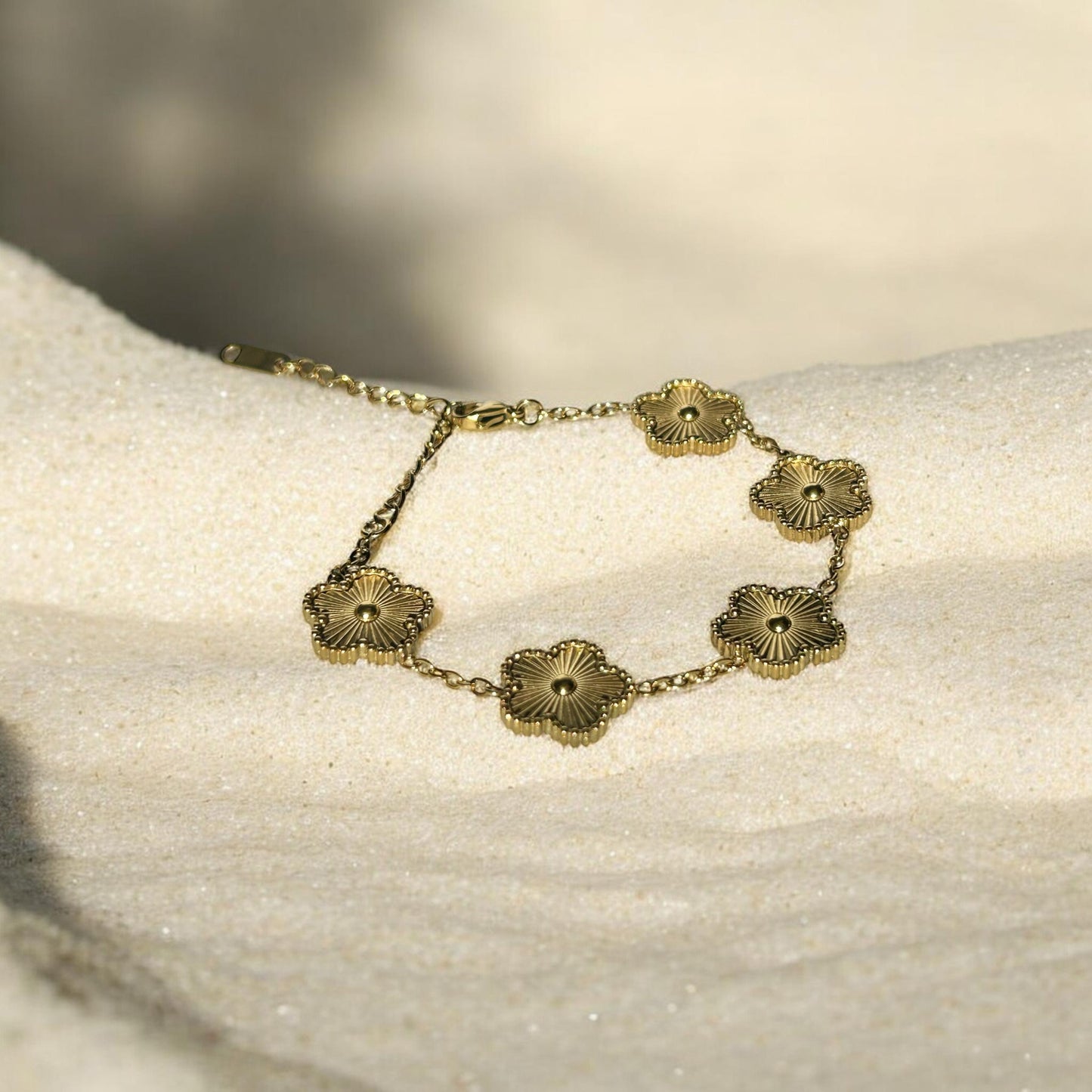 Bracelet fleurs texturées doré ajustable, design élégant et lumineux