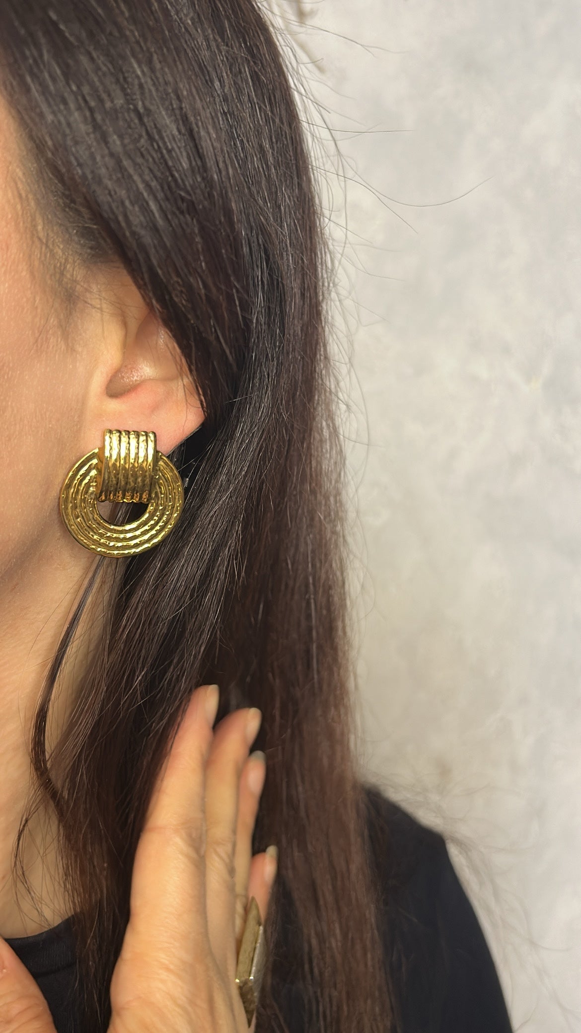 Boucles d’oreilles dorées à design circulaire texturé