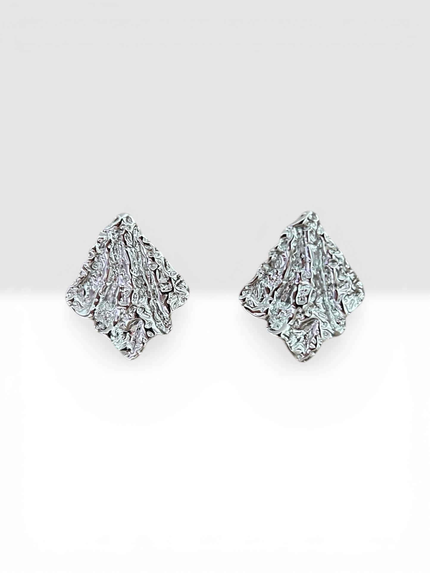 Boucles d’oreilles effet feuille dorée texturée