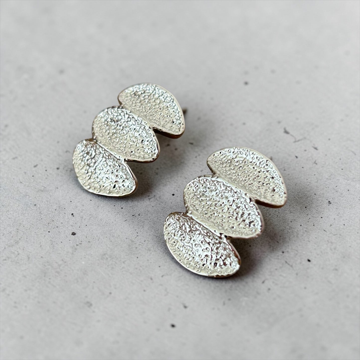 Boucles d’oreilles triples formes texturées argentées